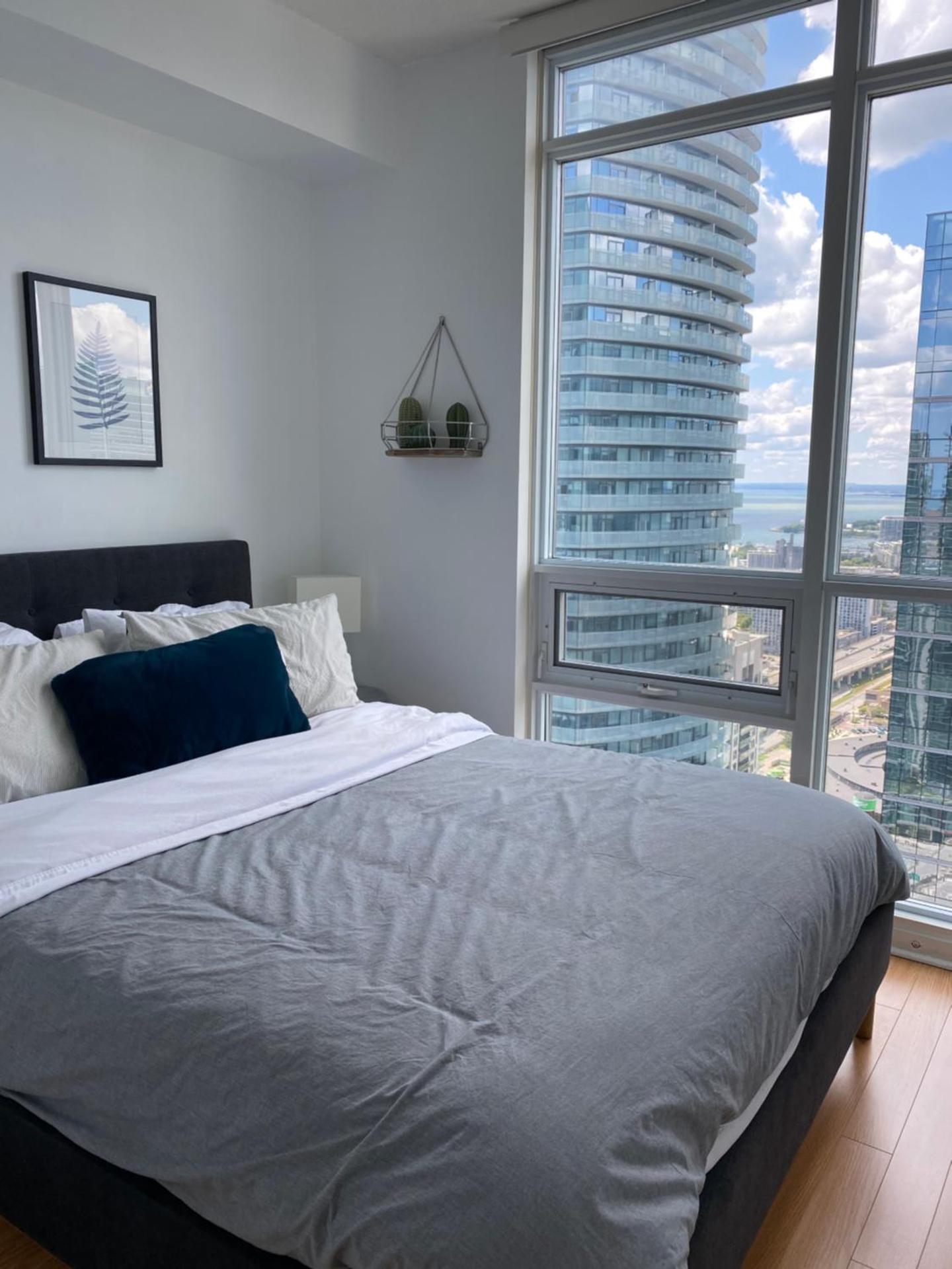 Toronto CN Tower Maple Leaf Square Luxurious 2 Bedroom Condo