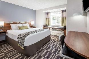 Queen Room with Roll-In Shower - Mobility/Hearing Accessible - Non-Smoking