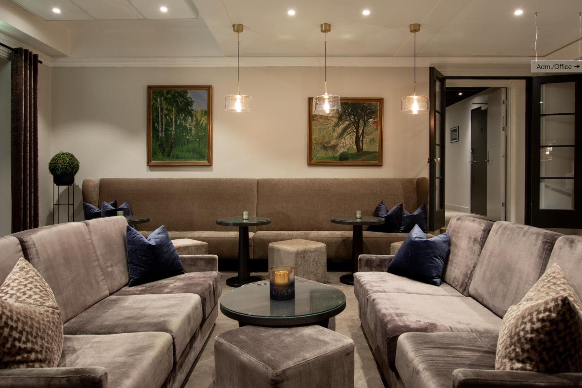 Communal lounge/ TV room