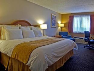 Queen Room with Two Queen Beds and River View - Non-Smoking