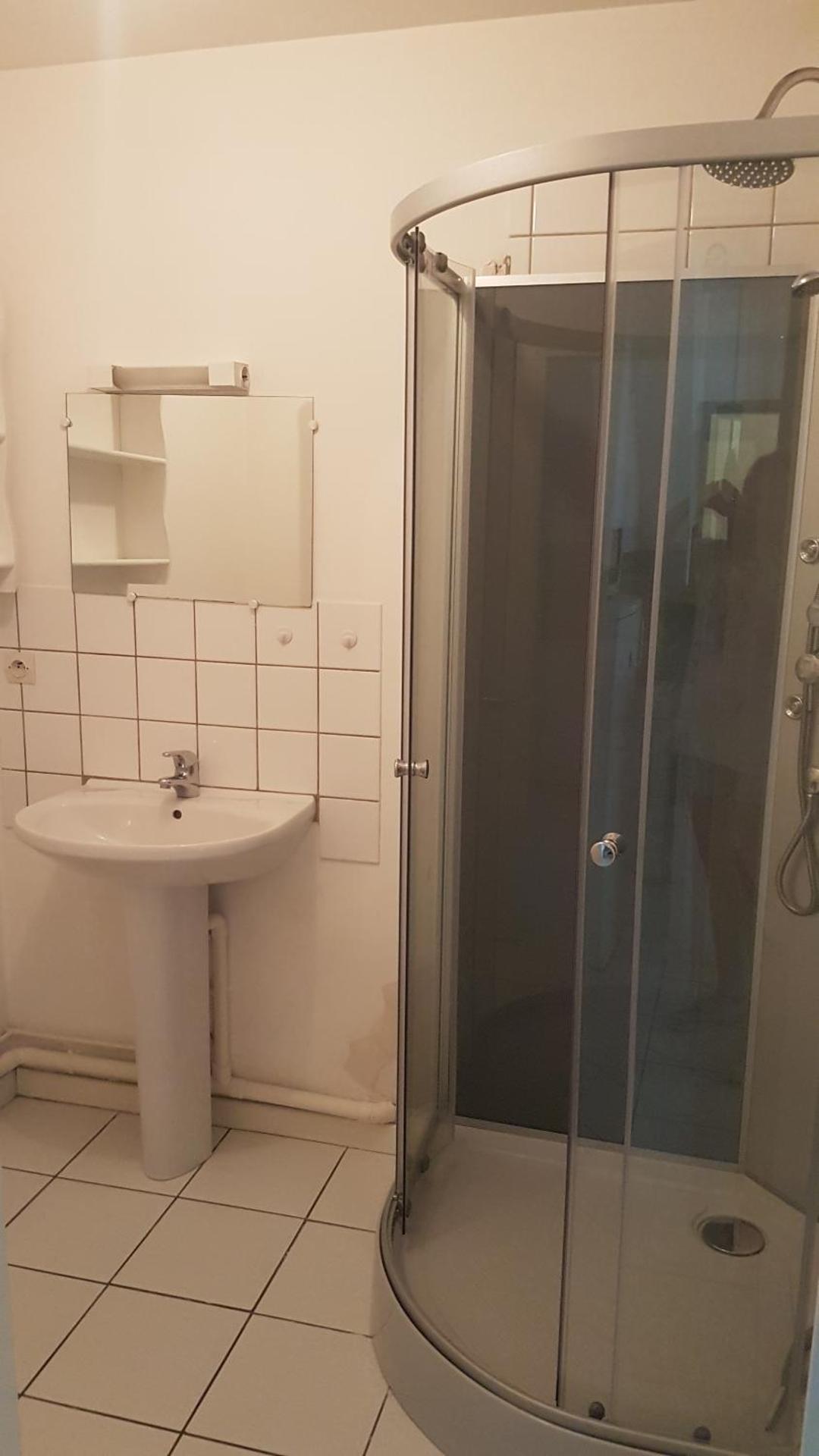 appartement simple entier avec cour pour 2 a 7 personnes