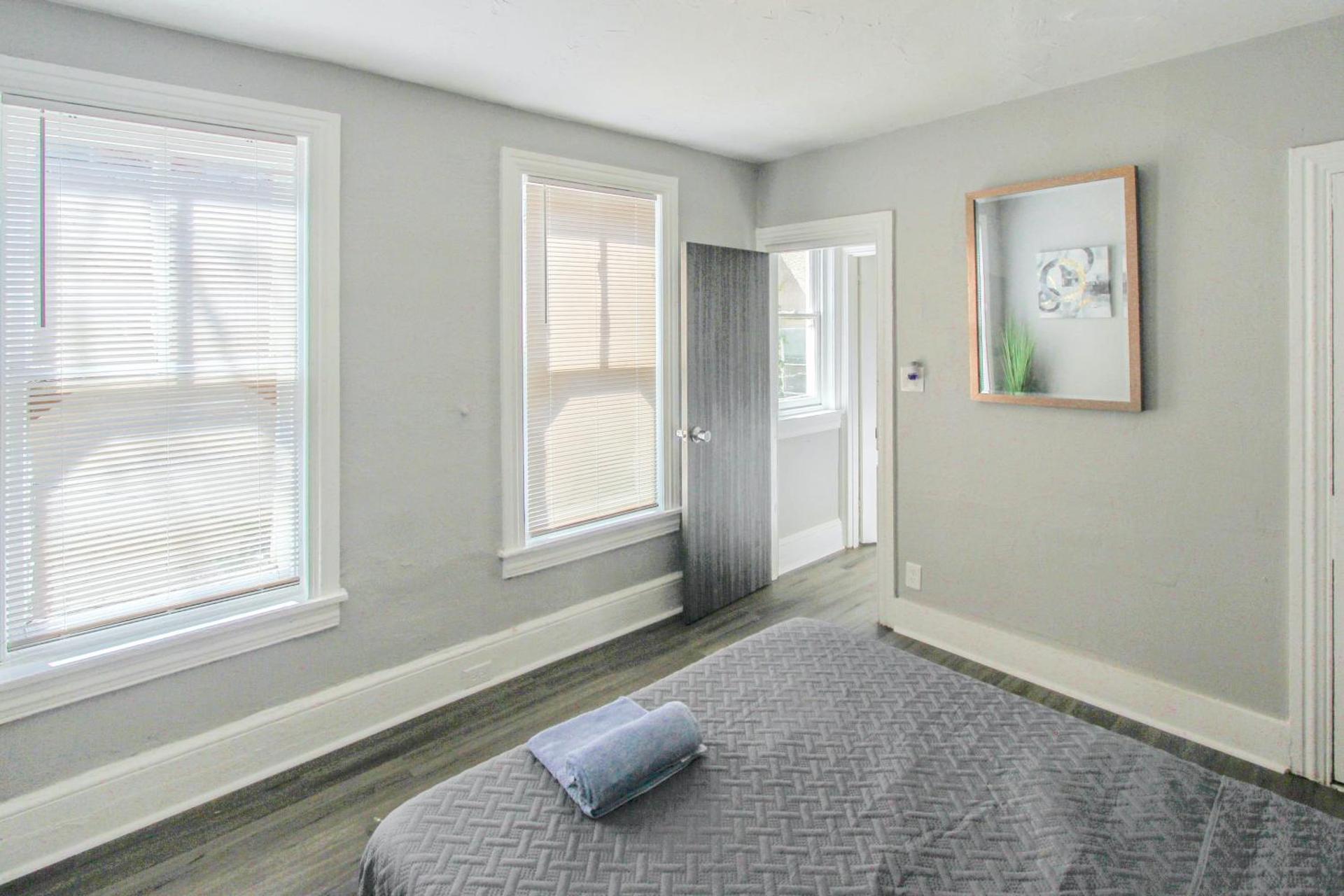 ☆☆ Modern Coed Dorm in Reading ☆☆