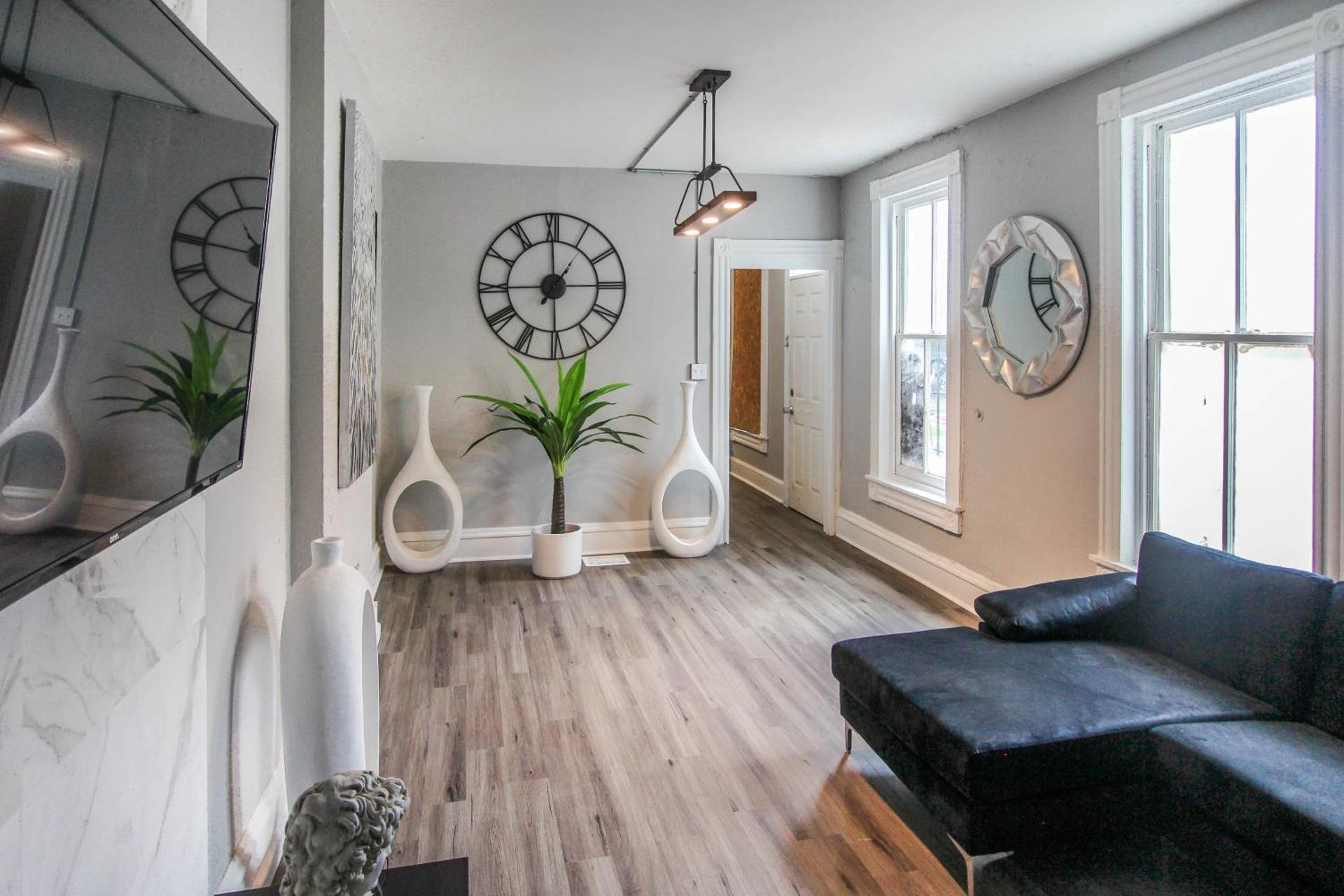 ☆☆ Modern Coed Dorm in Reading ☆☆