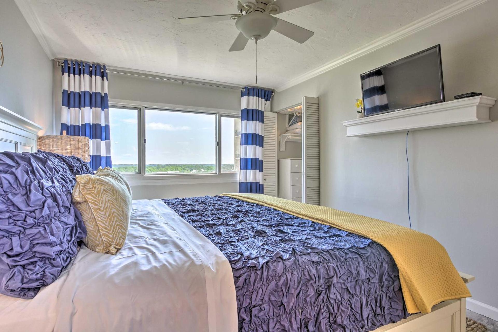 Pinnacle Port Getaway with Ocean View and Pool Access!