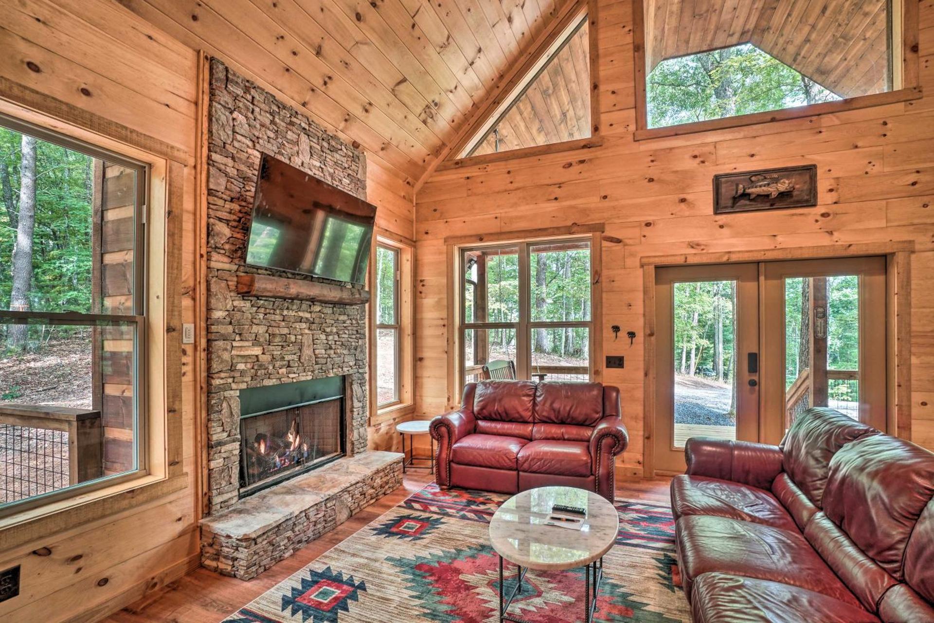 Peaceful Cabin on 3 Private Acres Deck and Fire Pit