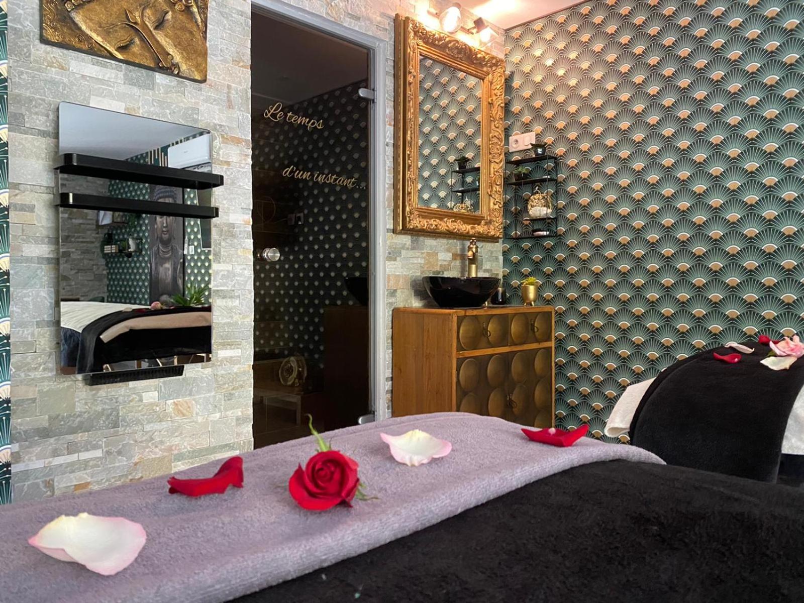 Suite romantique Le temps d'un Instant Loveroom Hammam jacuzzi piscine