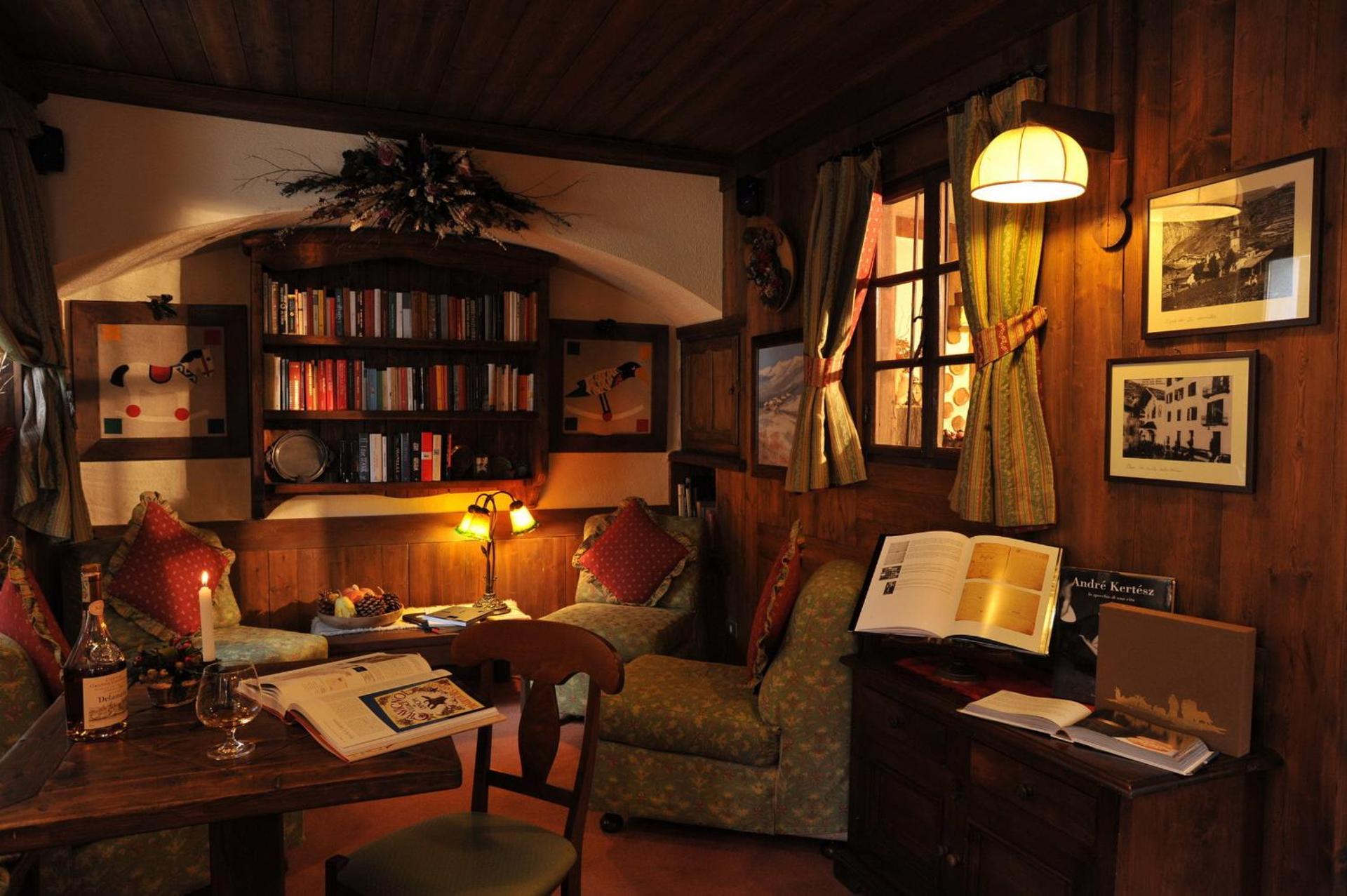 Communal lounge/ TV room