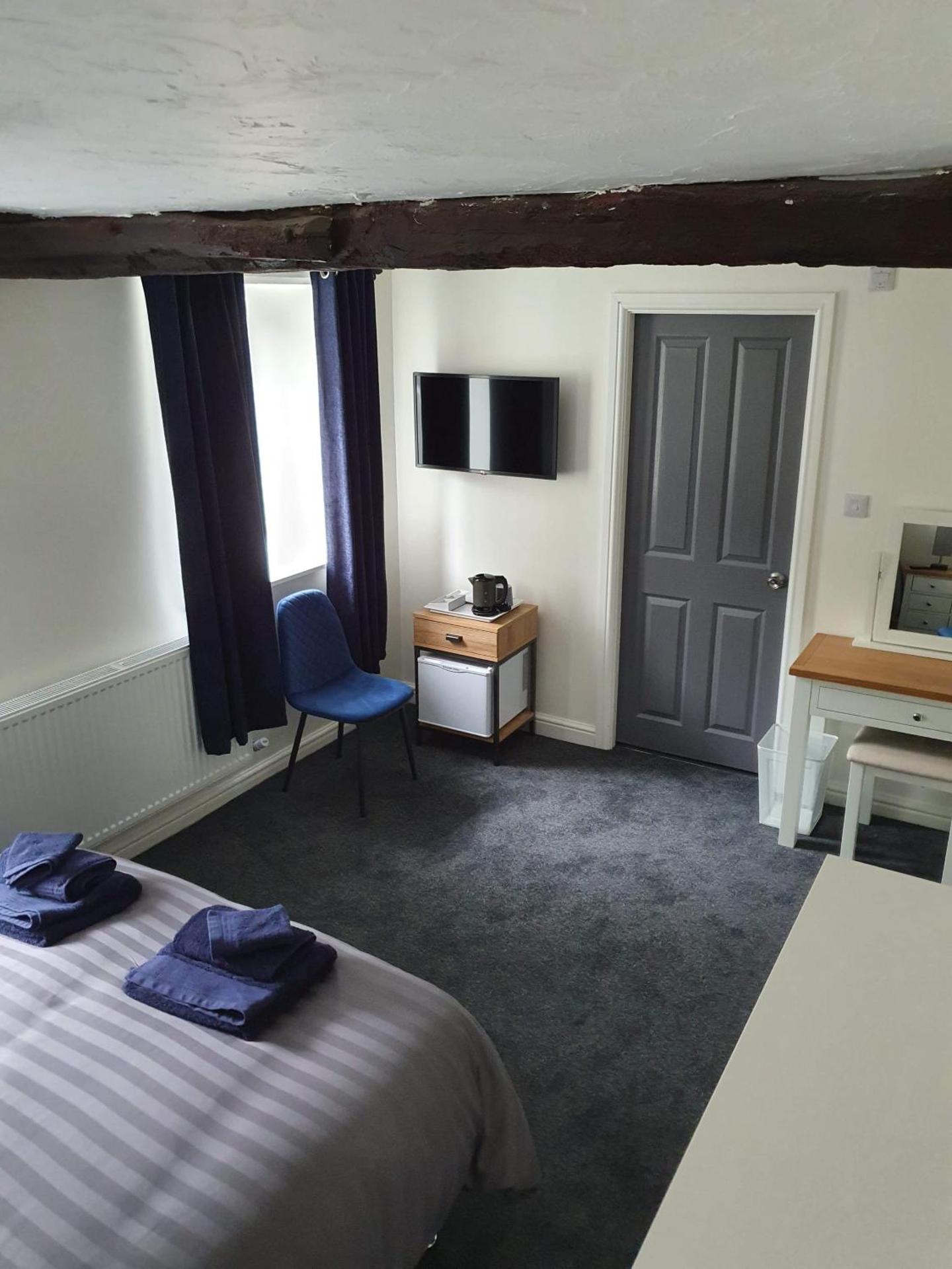 Red Lion Rooms - Self Check In