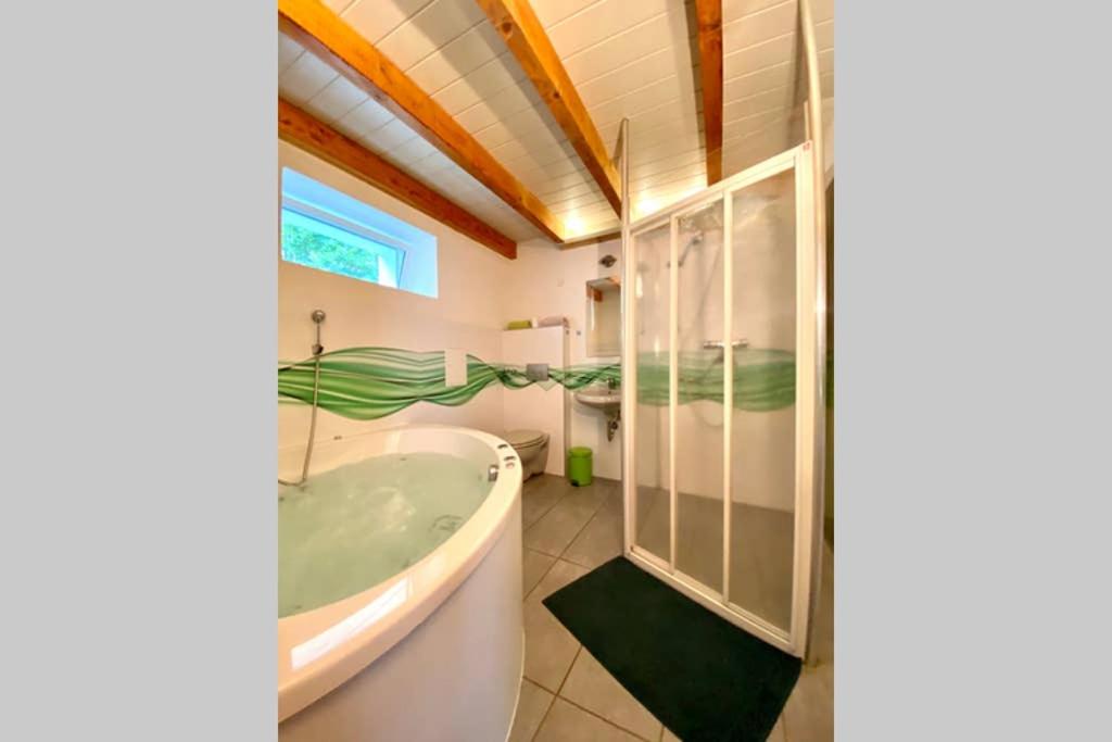 Oldschool, Dorfschule mit Whirlpool