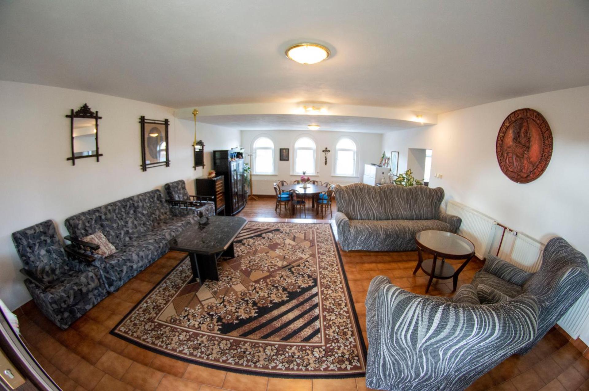 Communal lounge/ TV room