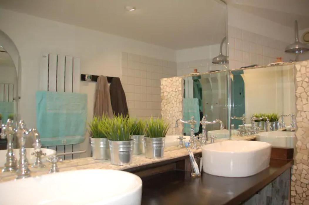 MAGNIFIQUE APPARTEMENT DE CHARME AVEC VUE SUR LE PALAIS DES PAPES À AVIGNON WiFI GRATUIT