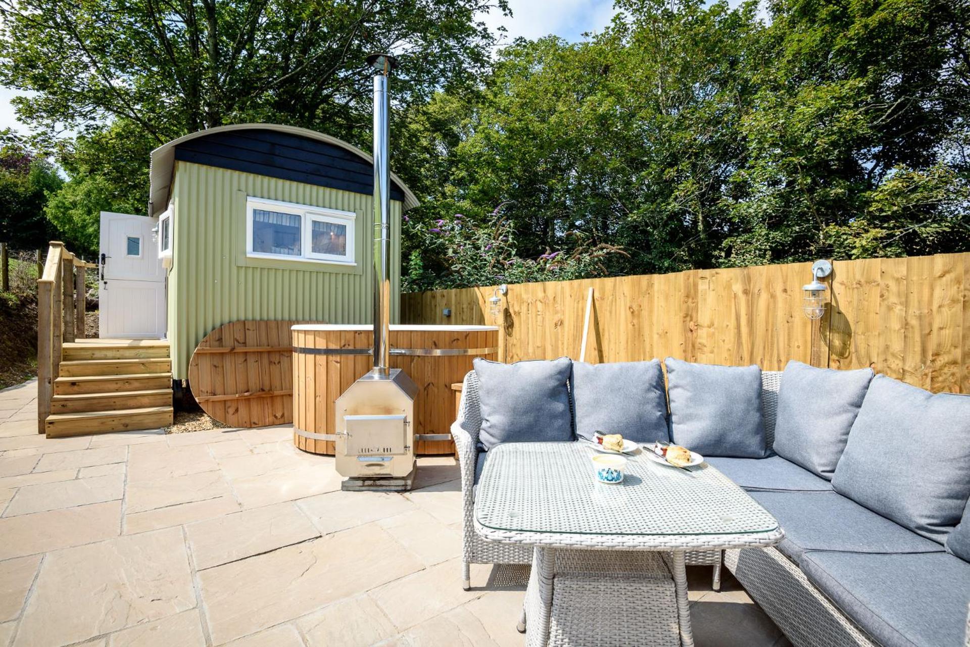 Luxury Coastal Shepherds Hut with hot tub, dining dome & a 5 Minute Walk to Pubs and Village