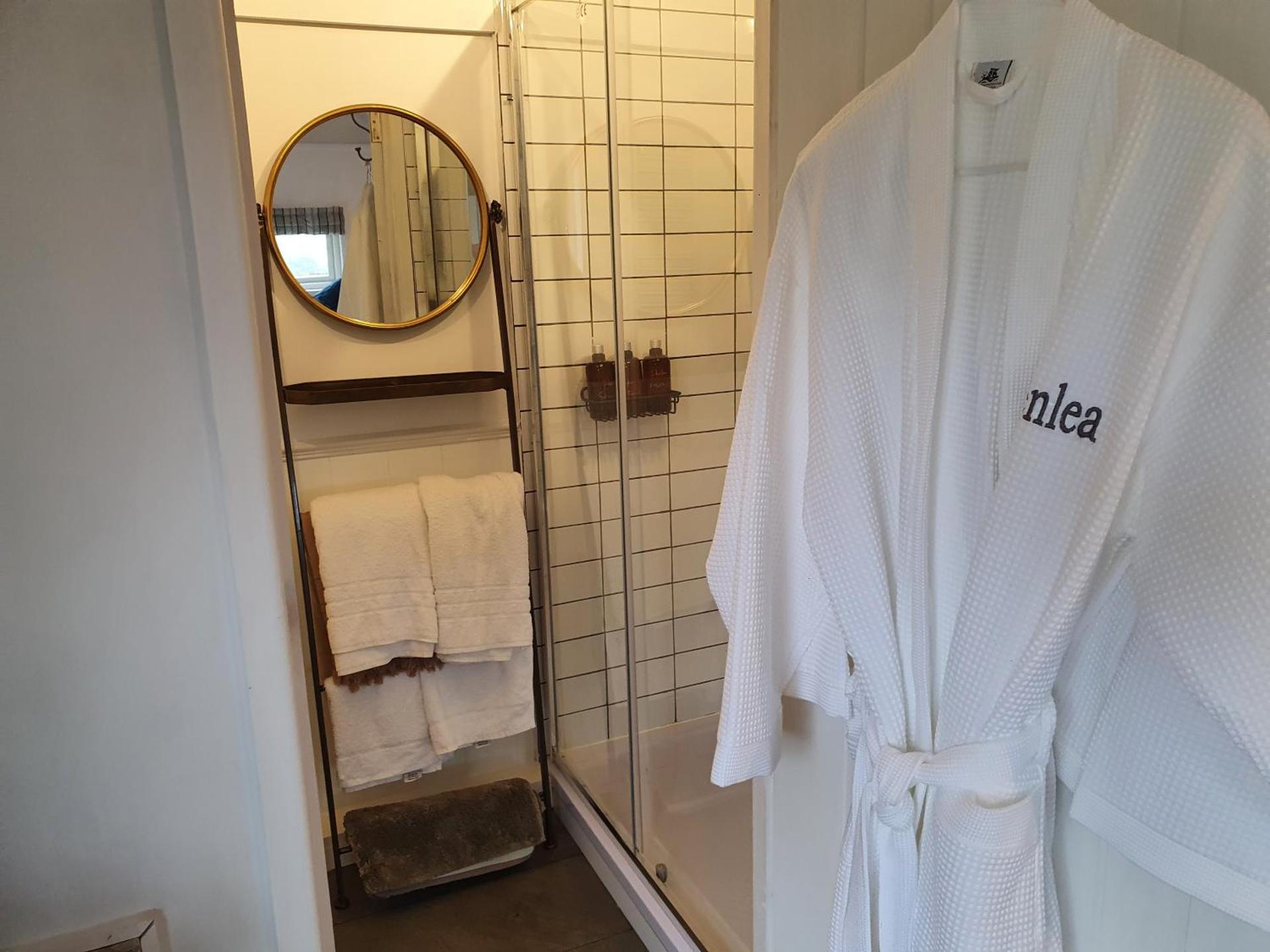 Luxury Coastal Shepherds Hut with hot tub, dining dome & a 5 Minute Walk to Pubs and Village