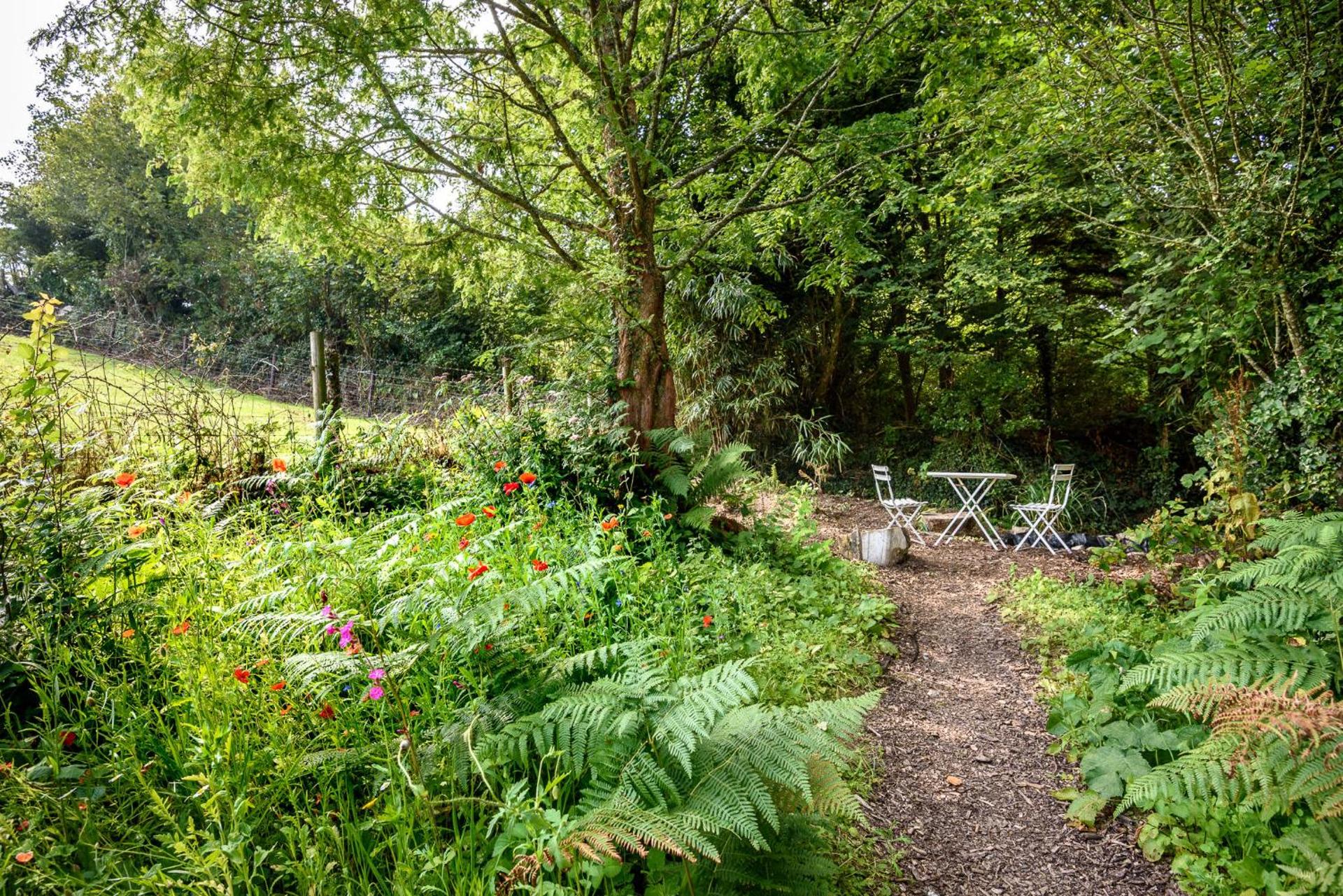 Luxury Coastal Shepherds Hut with hot tub, dining dome & a 5 Minute Walk to Pubs and Village