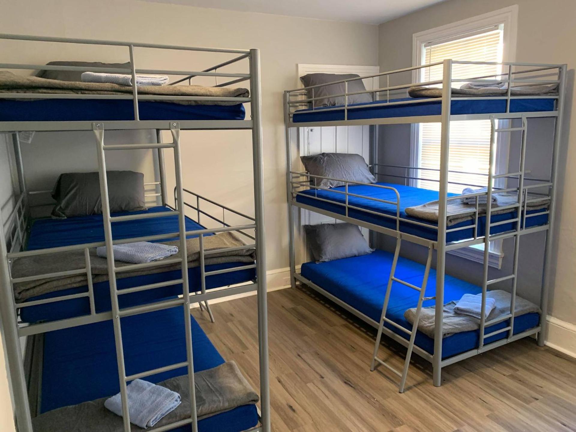 ☆☆ Modern Coed Dorm in Reading ☆☆