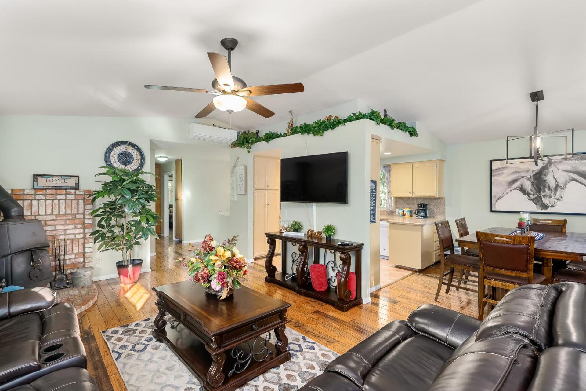 Communal lounge/ TV room