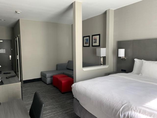 King Suite - Non-Smoking