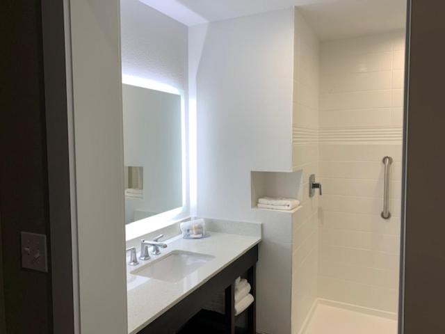 Standard King Room - Non-Smoking 