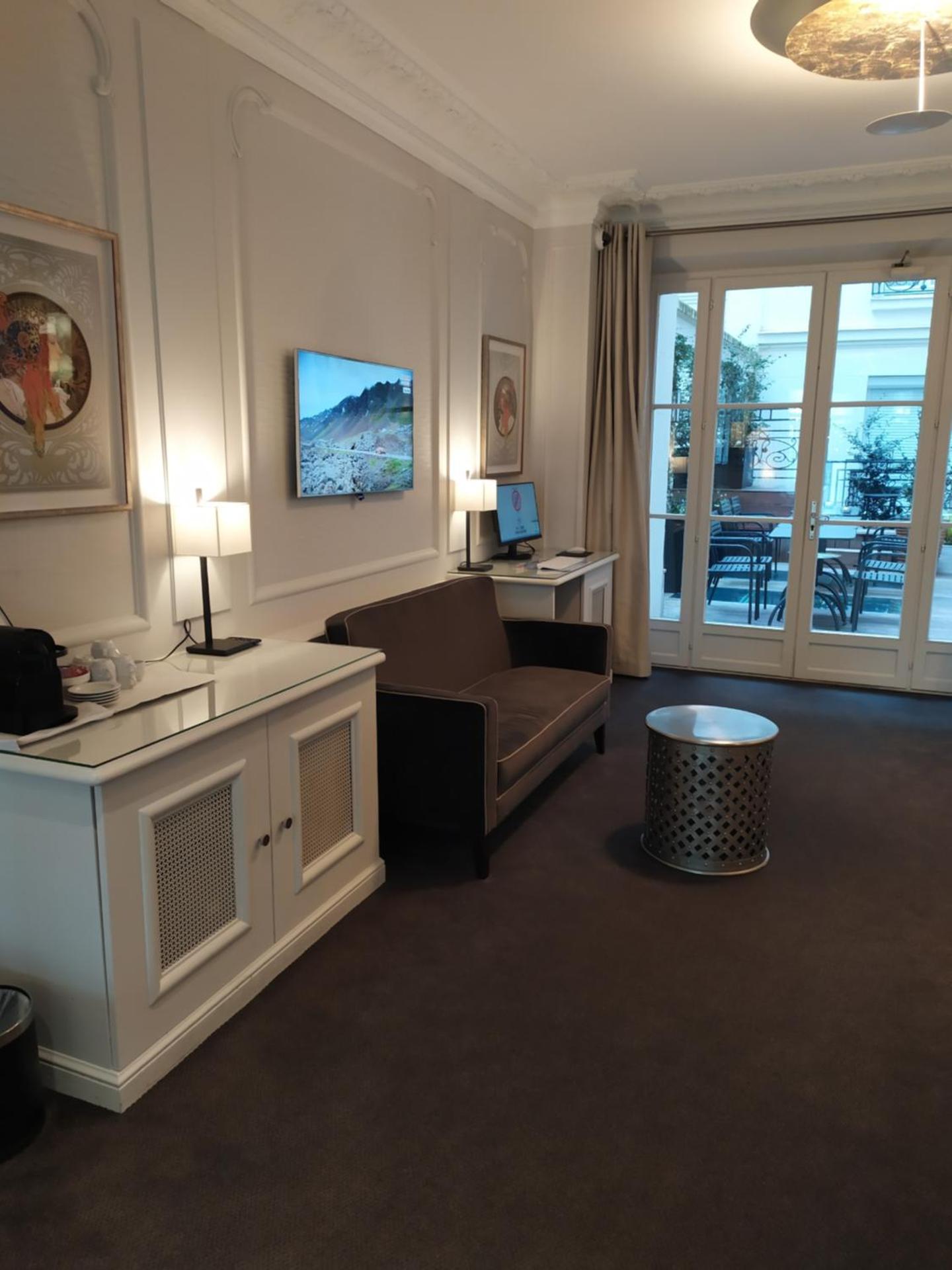 Communal lounge/ TV room