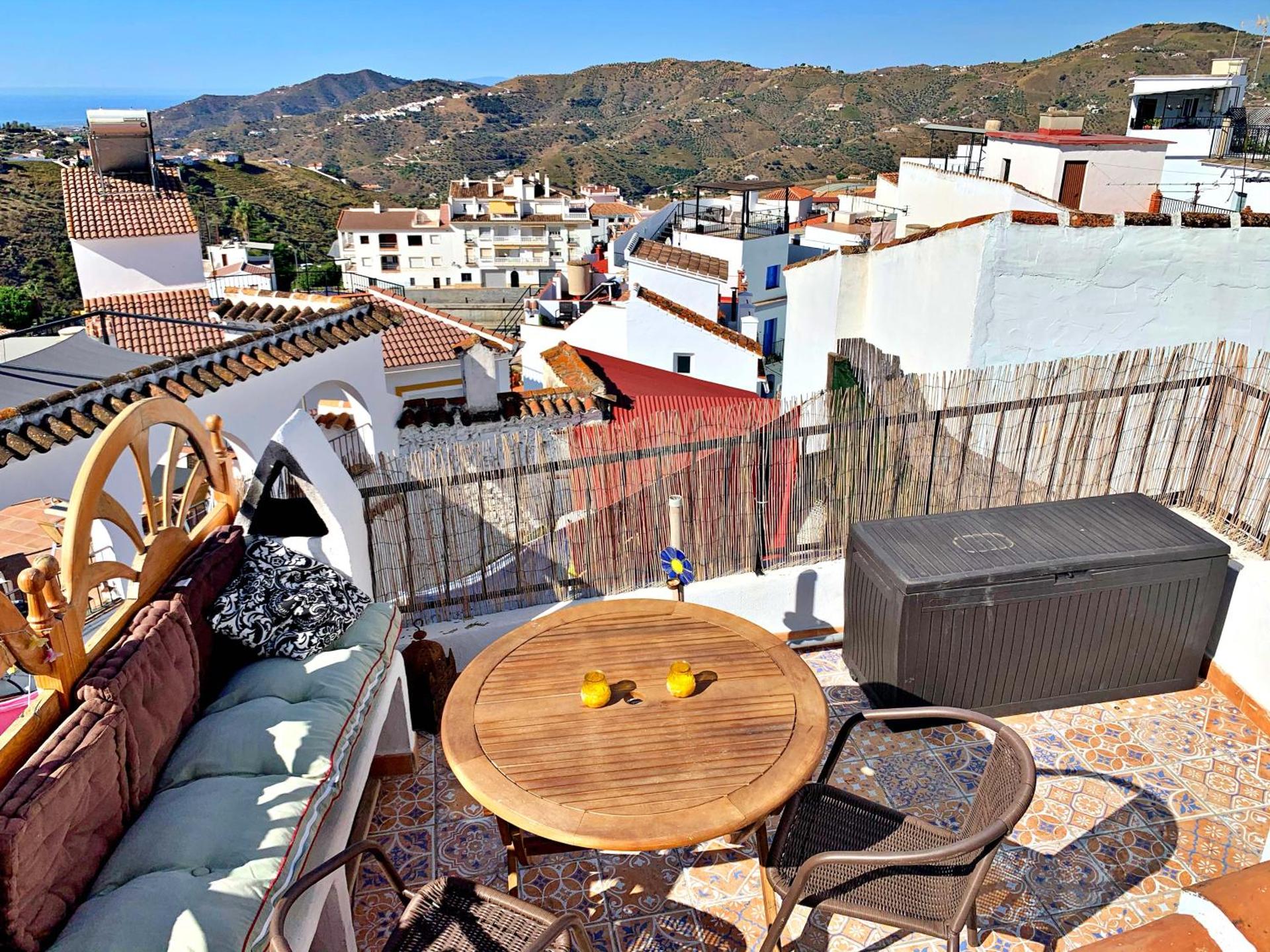 Casa Mandarina centro de Cómpeta con chimenea y terraza con vistas By AndaraHolidays
