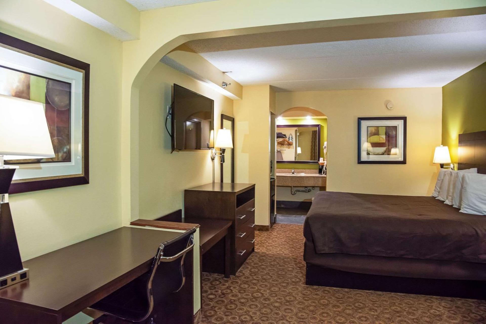 Rodeway Inn & Suites Clarksville near Governors Square Mall