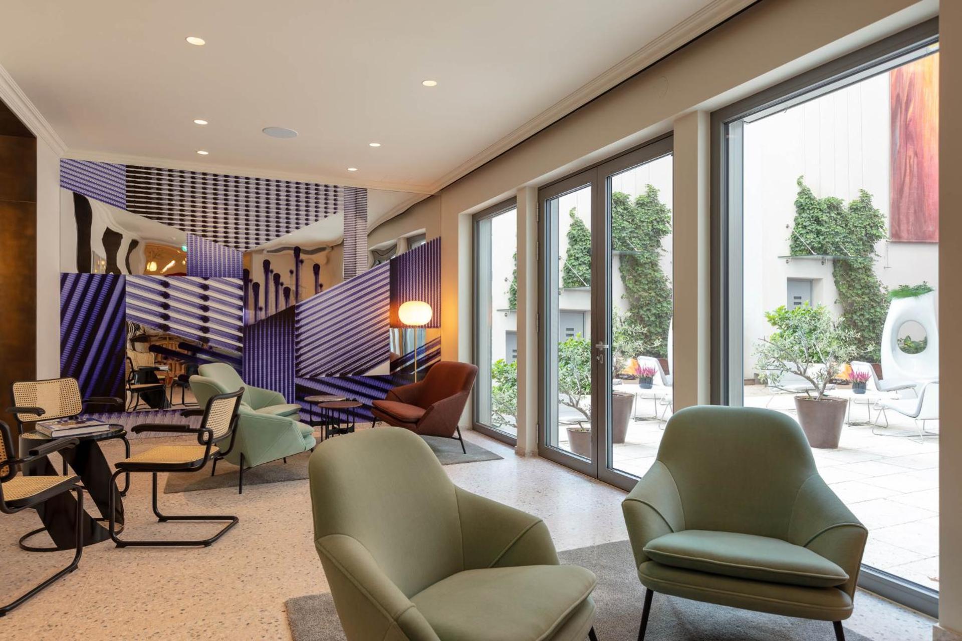 Communal lounge/ TV room