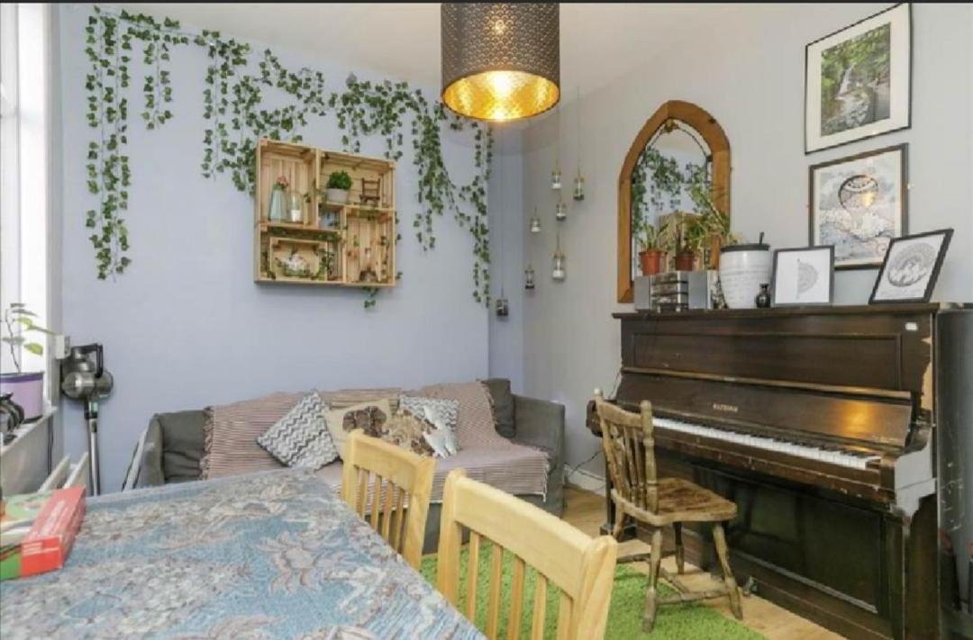 Big Yellow Door in Queens Quarter