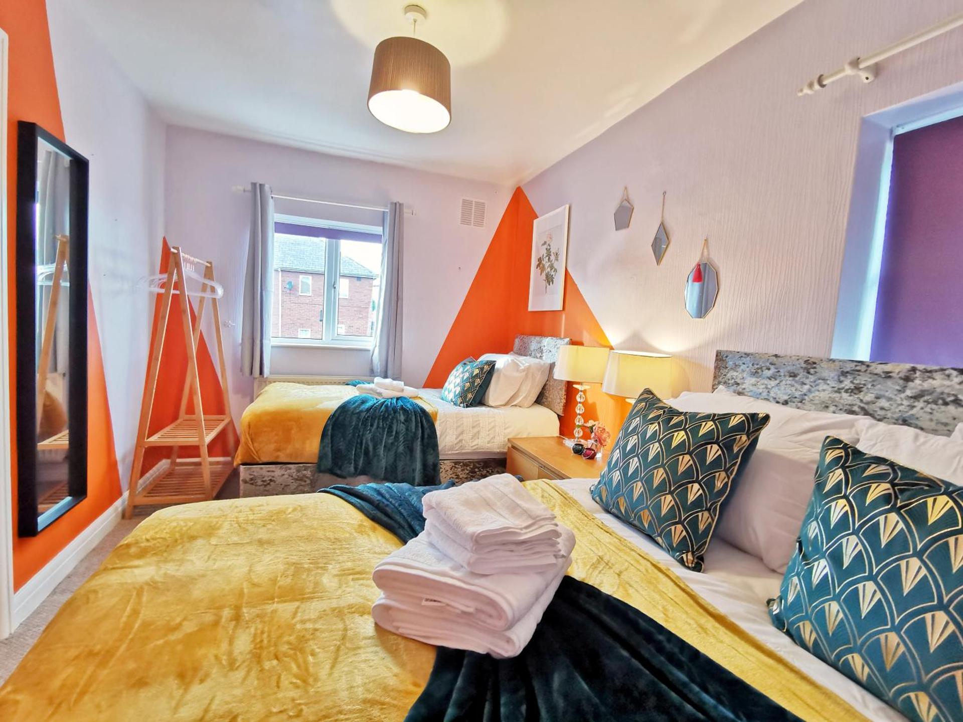 Highstone 4 Bedrooms Home 7 Beds With Parking and Garden