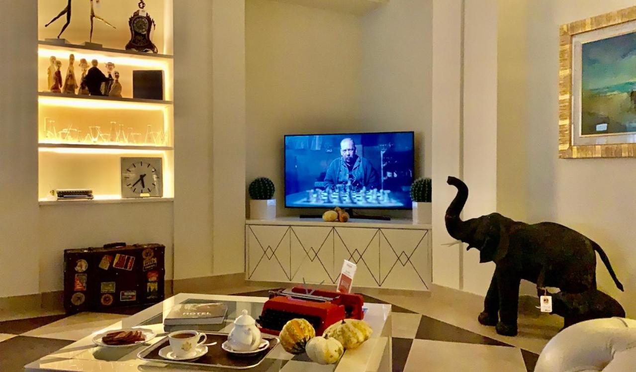 Communal lounge/ TV room