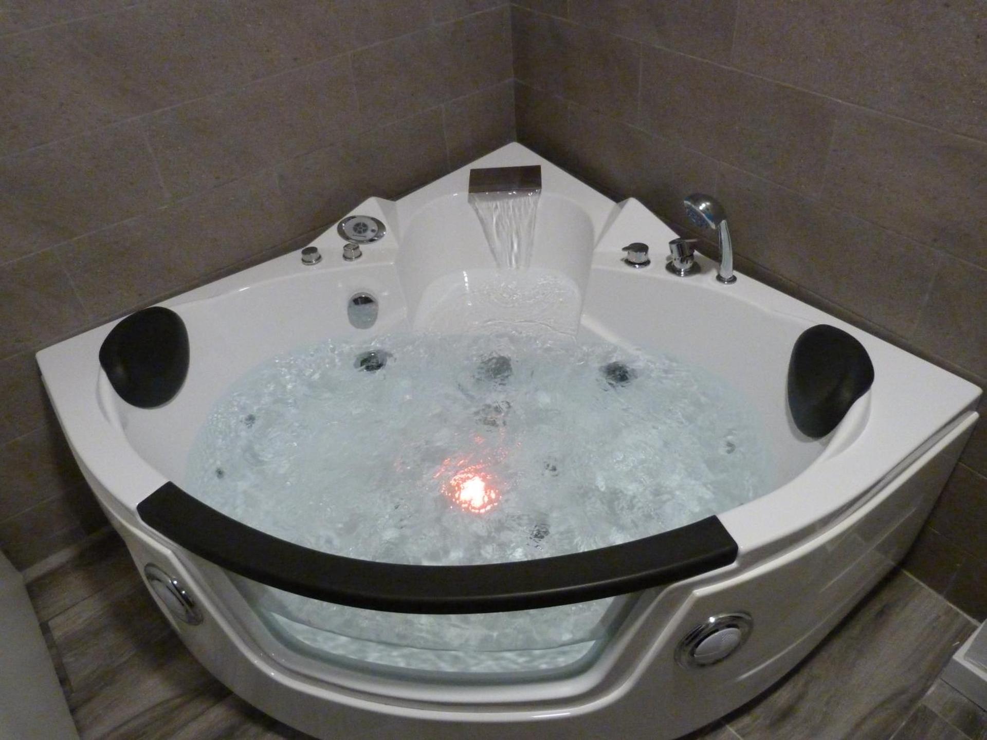 Intimo y Acogedor "algunos" con Bañera Hidromasaje