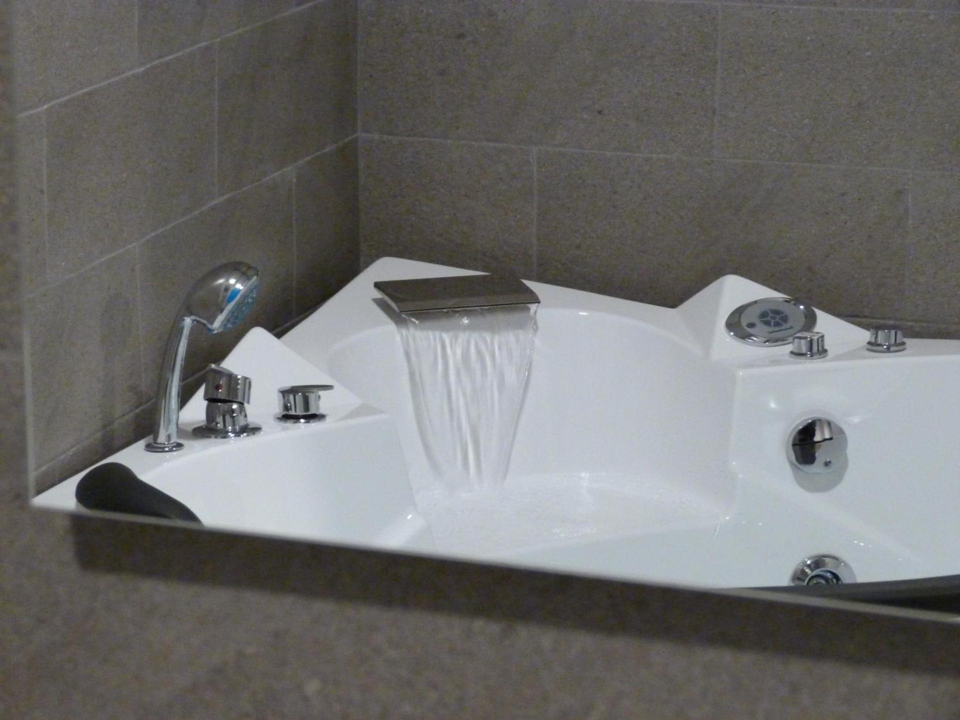 Intimo y Acogedor "algunos" con Bañera Hidromasaje