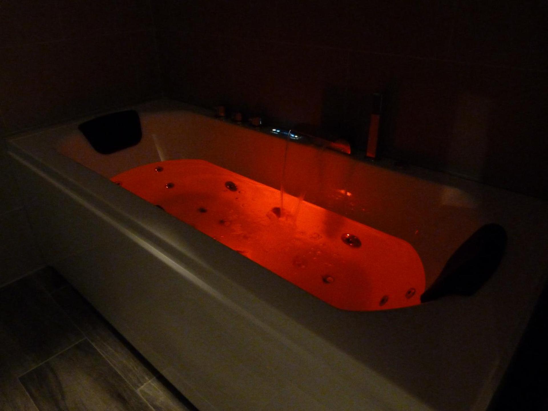 Studio with Spa Bath