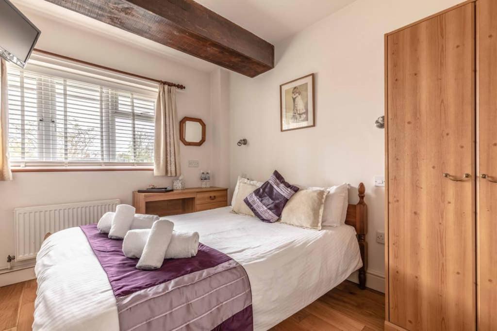 4 Bed 3 Baths in CENTRAL WINDSOR! WALK 2 ALL THE SIGHTS! LEGOLAND 5 MIN DRIVE