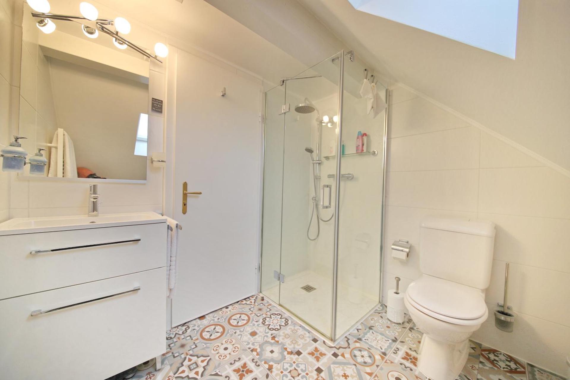 Riviera Beach | Studio with Partial Lake View