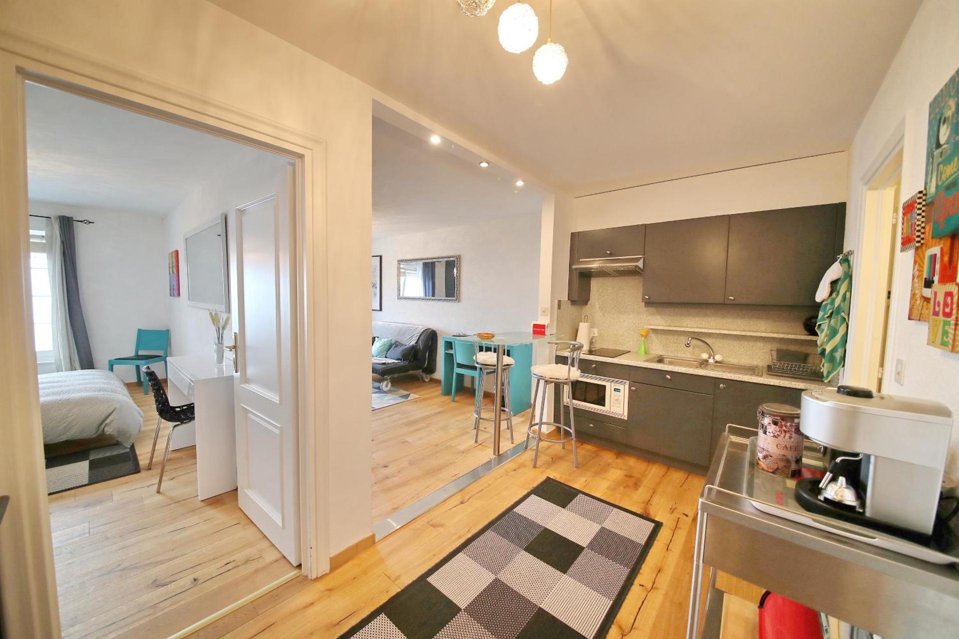 Riviera Beach | One-Bedroom Apartment with Garden and Lake View