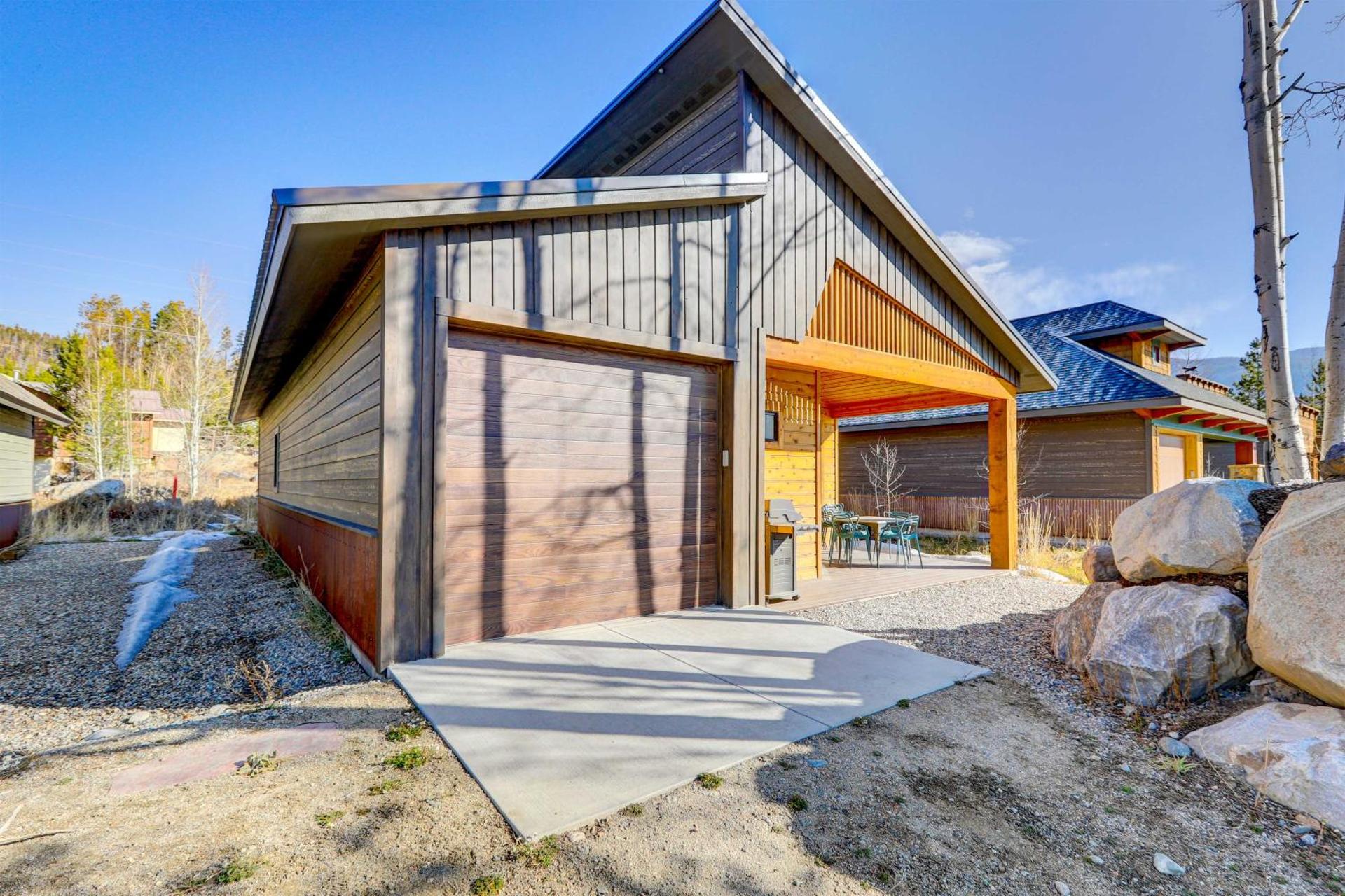 Fireplace and Deck Modern Cabin in Grand Lake!