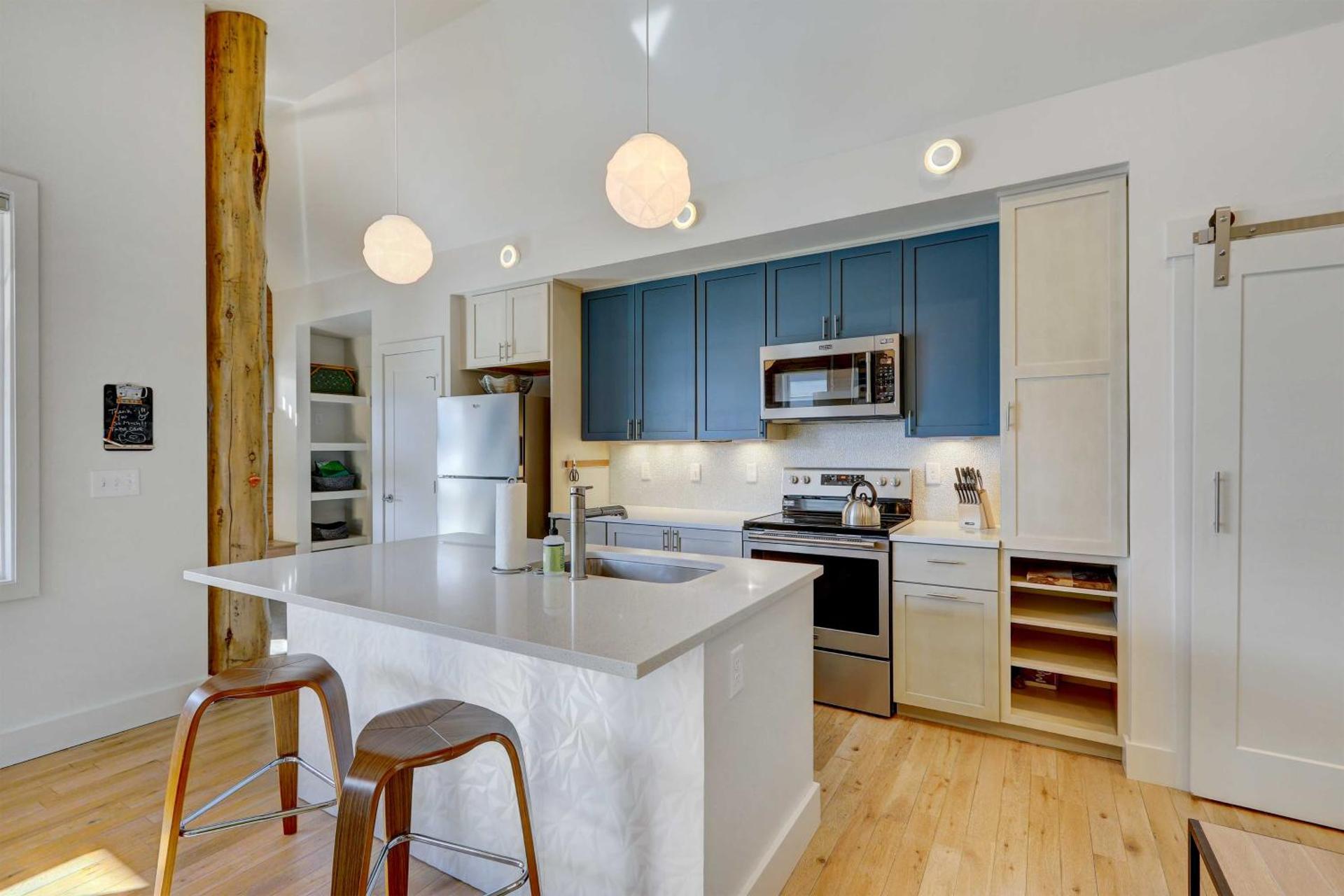 Fireplace and Deck Modern Cabin in Grand Lake!