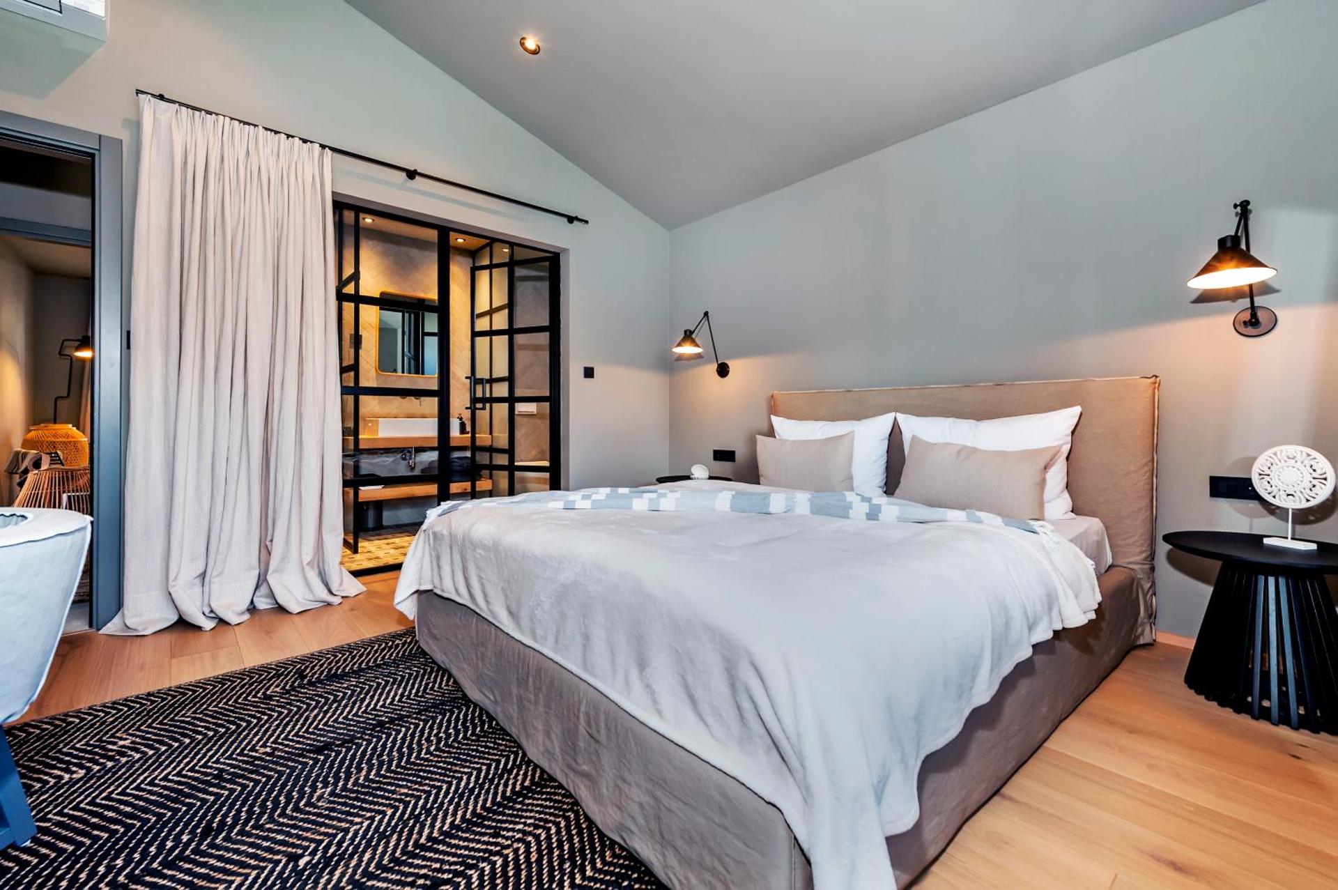 Villa Art Renata with Pool & Sauna