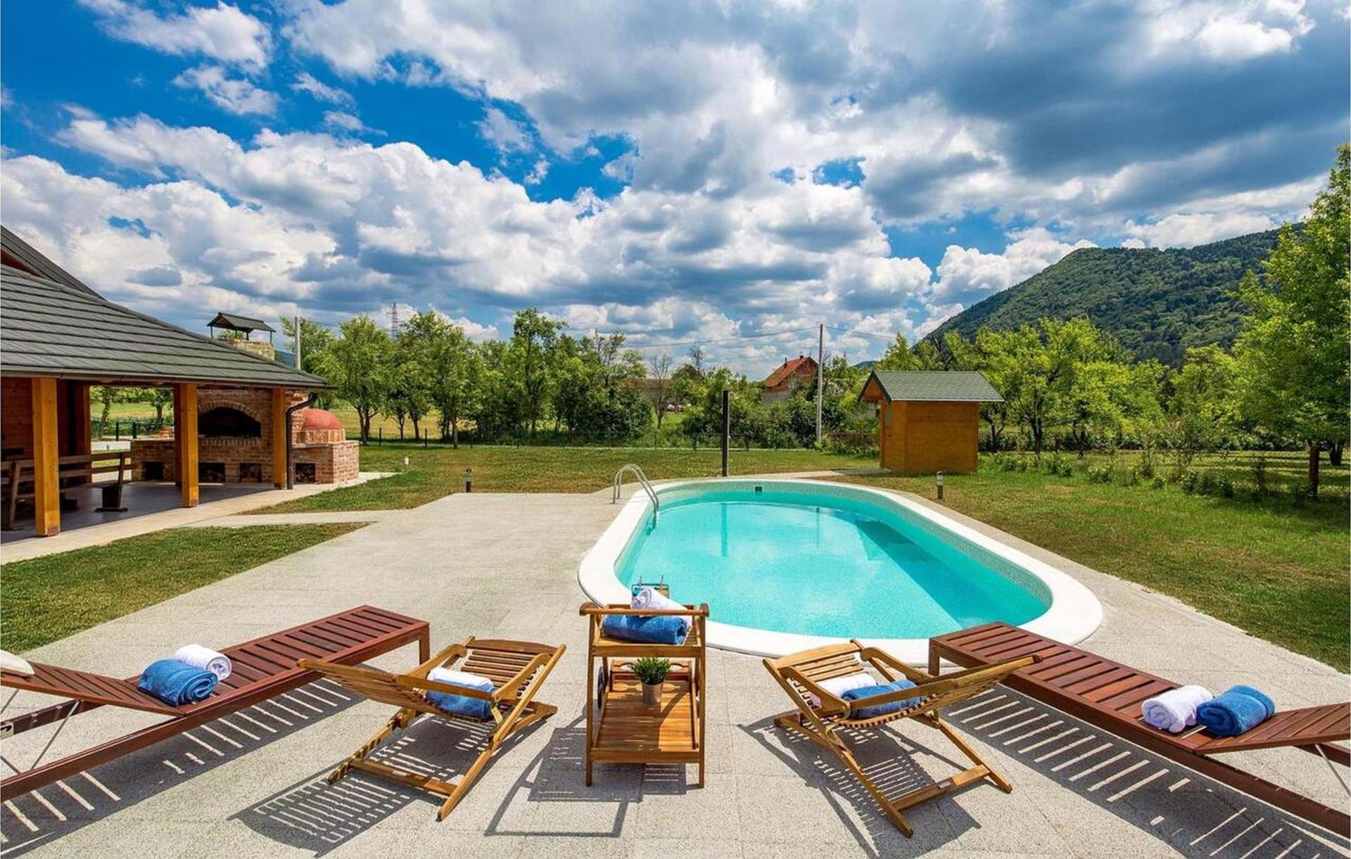 V's place - wooden house with heated pool and outdoor sauna