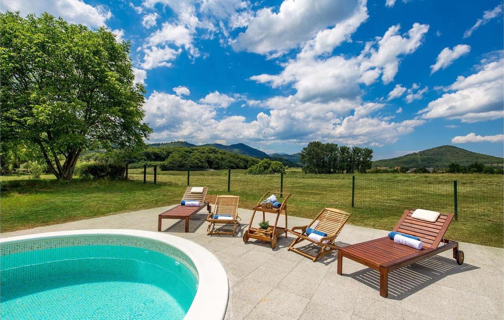 V's place - wooden house with heated pool and outdoor sauna