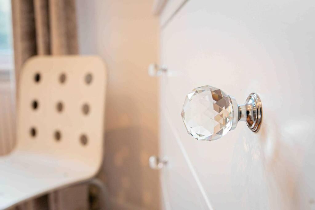 Large 3 Bedroom modern apartment close to central London