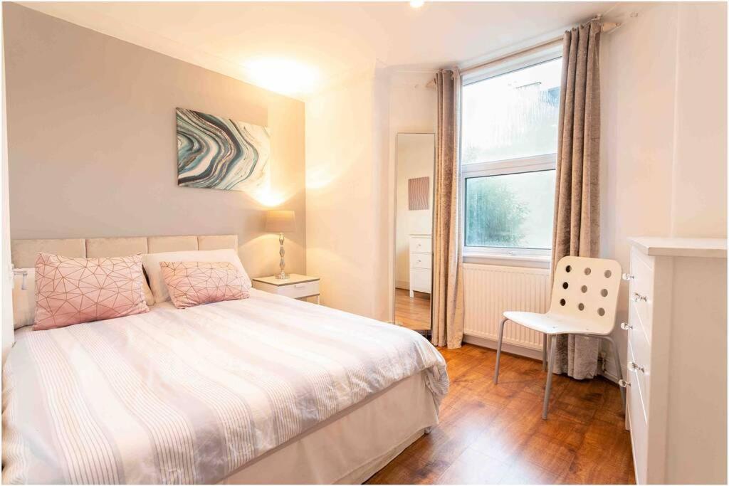 Large 3 Bedroom modern apartment close to central London