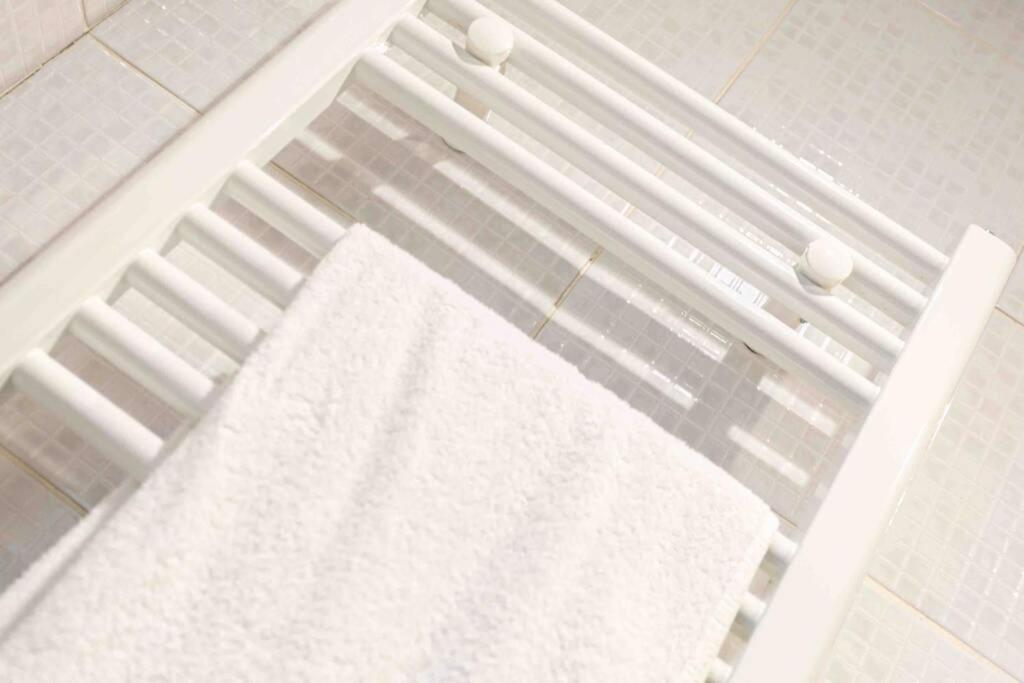 Large 3 Bedroom modern apartment close to central London