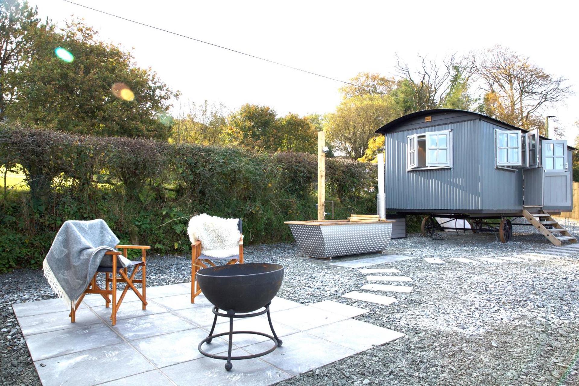 Blatchford Briar - Award Winning Private Shephards Huts with their own Secluded Hot Tubs