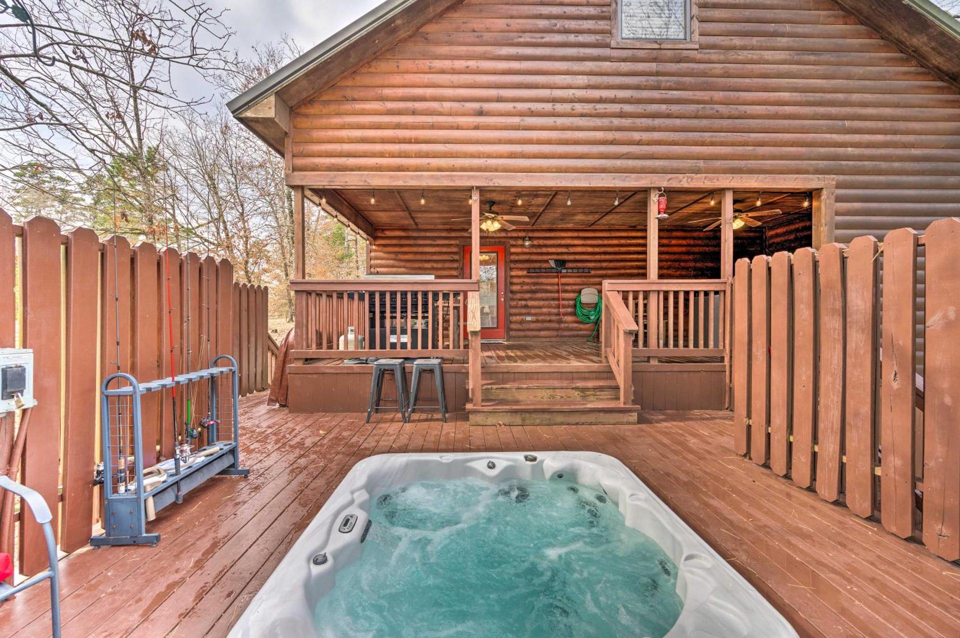 Hot Tub Little Bears Pond Broken Bow Cabin