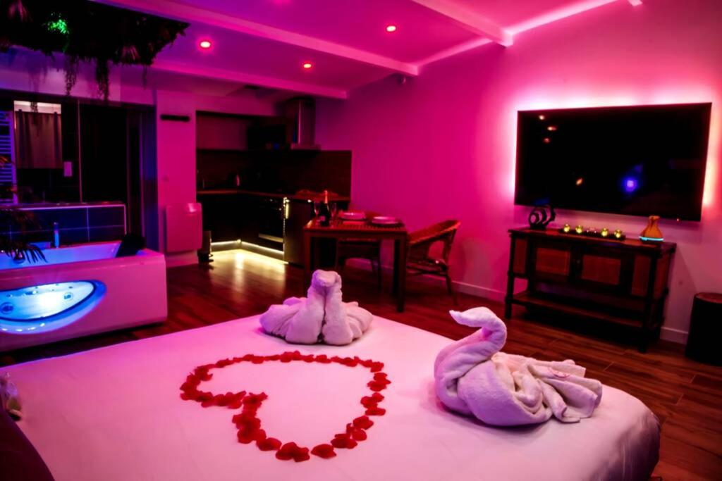 SECRET SUITE "Jungle" - Jacuzzi privatif - Gare RER C - Proche Paris