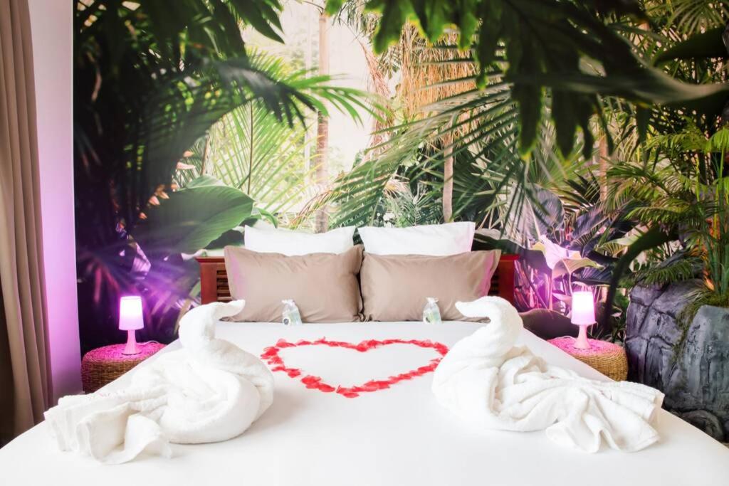 SECRET SUITE "Jungle" - Jacuzzi privatif - Gare RER C - Proche Paris