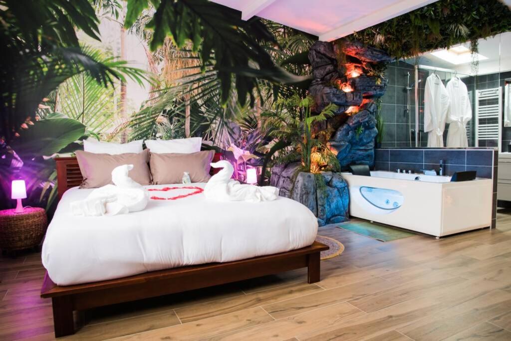 SECRET SUITE "Jungle" - Jacuzzi privatif - Gare RER C - Proche Paris