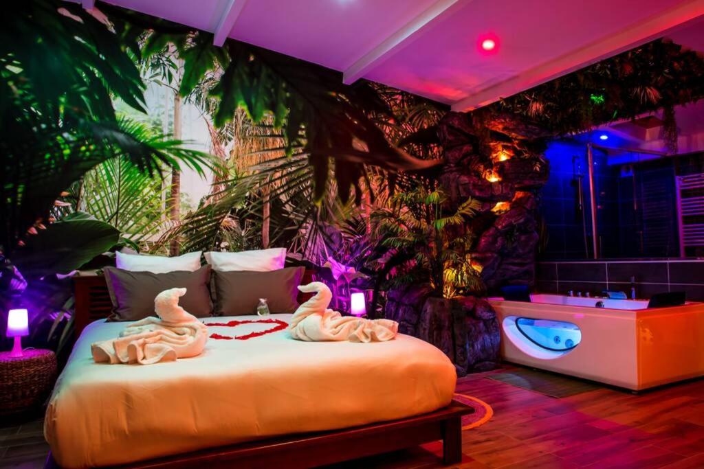 SECRET SUITE "Jungle" - Jacuzzi privatif - Gare RER C - Proche Paris