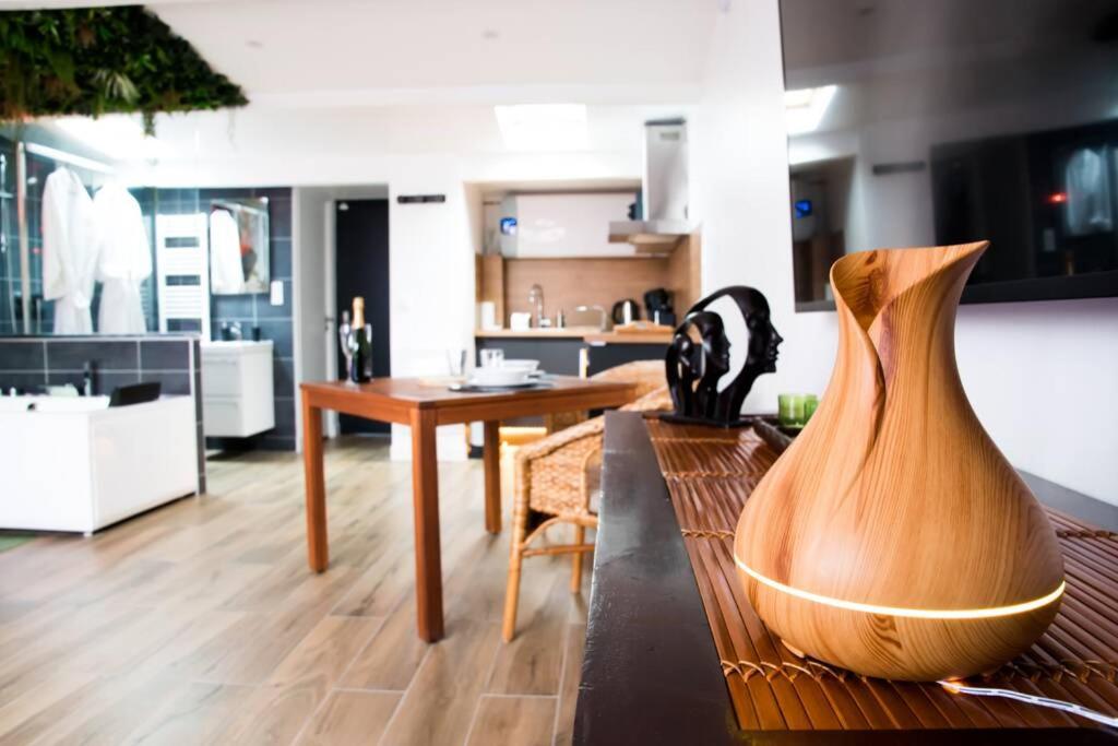 SECRET SUITE "Jungle" - Jacuzzi privatif - Gare RER C - Proche Paris